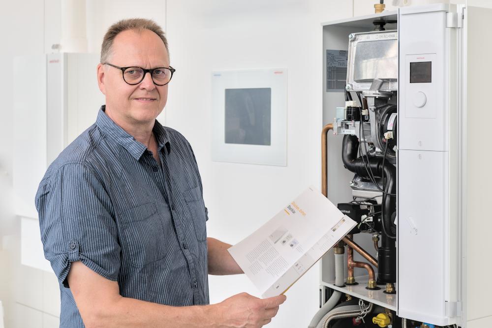 Markus Weichsel mit Serviceplan vor Gastherme
