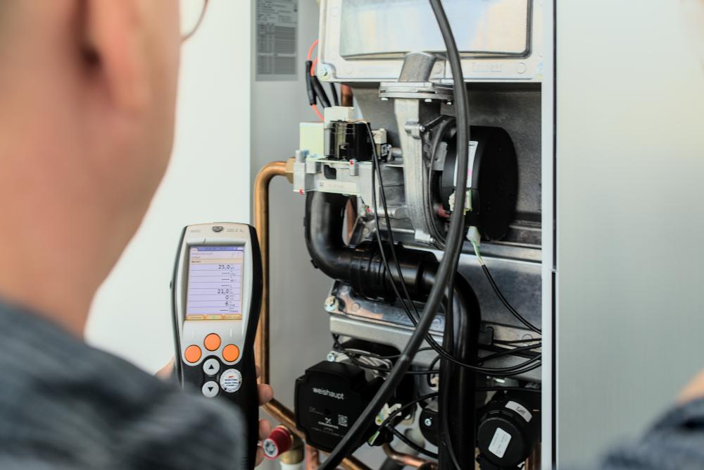 Wartungsarbeit an Gastherme mit Messgerät