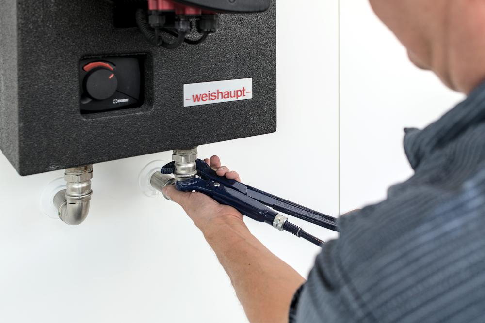 Reparatur mit Werkzeug Wasserpumpenzange